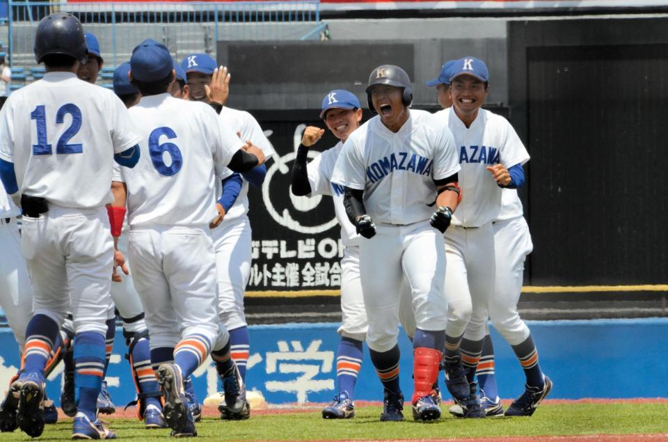 　サヨナラ打を放ち、ほえる駒大・鵜飼（右から２人目）