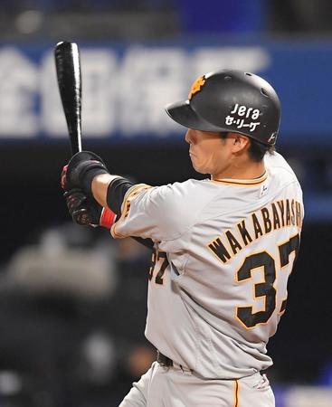 ９回、右越えソロを放つ若林（撮影・伊藤笙子）