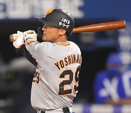 ９回、中越えソロを放つ吉川（撮影・伊藤笙子）