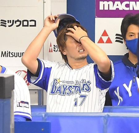 ９回、２者連続本塁打を浴び、ベンチで悔しがる三嶋（撮影・伊藤笙子）