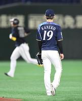 １回、金子（右）は杉本に先制２ランを浴びる（撮影・佐藤厚）