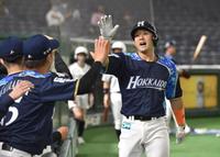 １回、杉谷はソロ本塁打を放ち、ナインの出迎えを受ける（撮影・佐藤厚）