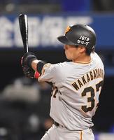 ９回、右越えソロを放つ若林（撮影・伊藤笙子）