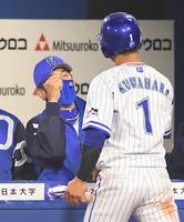 ５回、オースティンの適時打で生還した二走・桑原（右）を出迎える三浦監督（撮影・伊藤笙子）