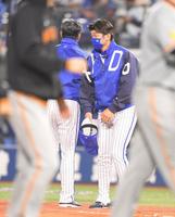 試合後、ファンにあいさつをする三浦監督（撮影・伊藤笙子）