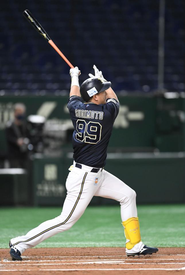 １回、杉本は左中間に８号２ランを放つ（撮影・佐藤厚）