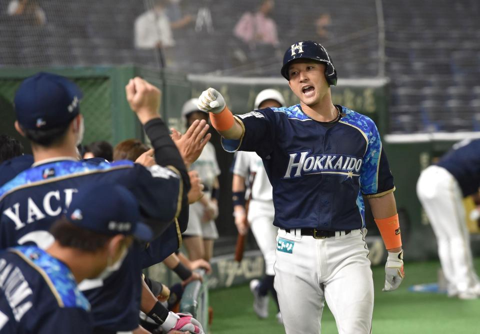 １回、杉谷は左越えにソロ本塁打を放ち、ナインの出迎えを受ける（撮影・佐藤厚）