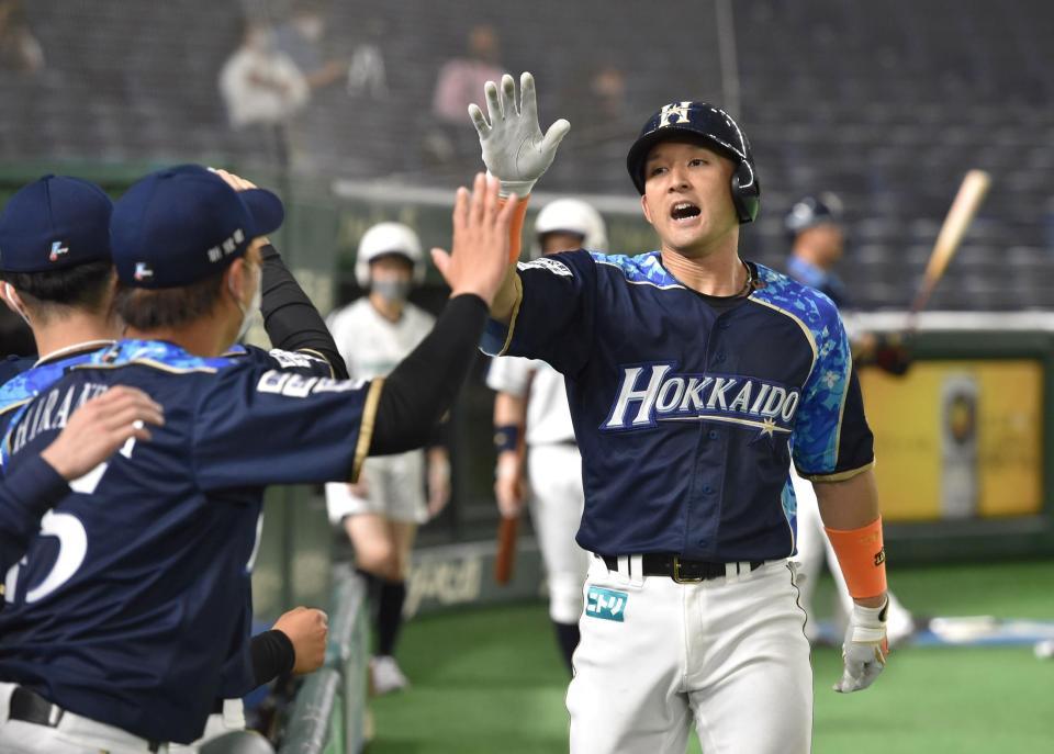 １回、杉谷はソロ本塁打を放ち、ナインの出迎えを受ける（撮影・佐藤厚）