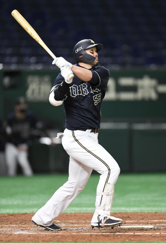 ４回、Ｔ－岡田は右越えに２号２ランを放つ（撮影・佐藤厚）