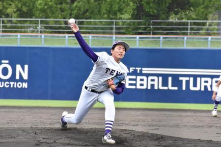 ４回無安打無失点投球と力投した天理大・牛島樹投手