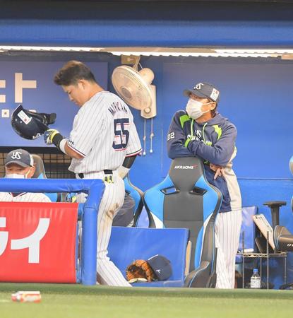 ６回、空振り三振に倒れた村上（左）を見つめる高津監督（撮影・高石航平）