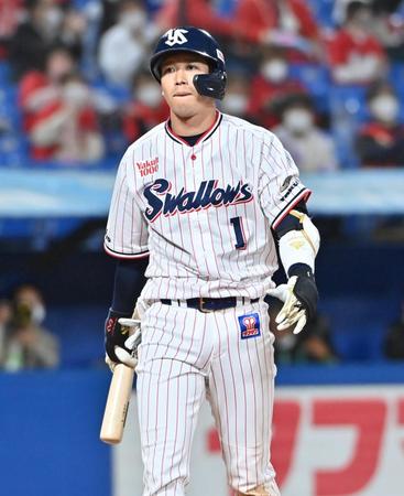 ８回裏無死、空振り三振に倒れた山田＝神宮球場