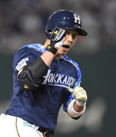 ２回、王柏融は右越えに先制ソロを放ち、ガッツポーズ（撮影・佐藤厚）