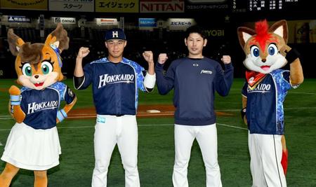 マスコットと並んでお立ち台に立つ加藤（右）と王柏融（左）＝撮影・佐藤厚