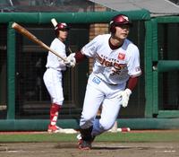 ４回、島内は２点三塁打を放つ