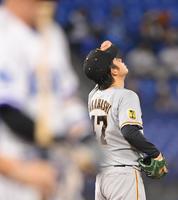 ６回ＤｅＮＡ２死一、二塁、このイニング３つめの四球を牧秀悟に与えた巨人・高橋優貴＝横浜スタジアム（撮影・伊藤笙子）