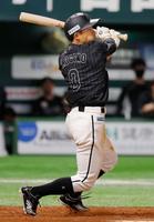 ９回ロッテ１死一、三塁、荻野が同点の中犠飛を放つ＝ペイペイドーム