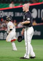 ７回、ソフトバンク・甲斐（奥）に２ランを浴びたロッテのハーマン＝ペイペイドーム