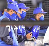 ６回の攻撃中、手帳にメモをしながら考え事をする三浦監督（中央）＝撮影・伊藤笙子