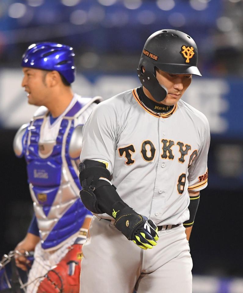 ８回、一直で併殺となり、うつむきながらベンチに下がる丸（撮影・伊藤笙子）