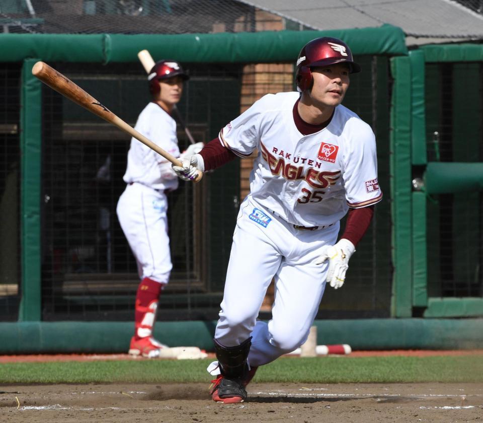 ４回、島内は２点三塁打を放つ