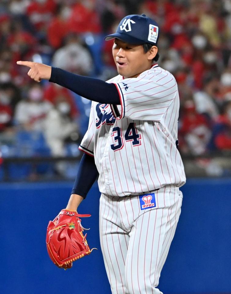 ７回、広島・森下を併殺に仕留め、捕手中村を指さすヤクルト先発の田口＝神宮球場