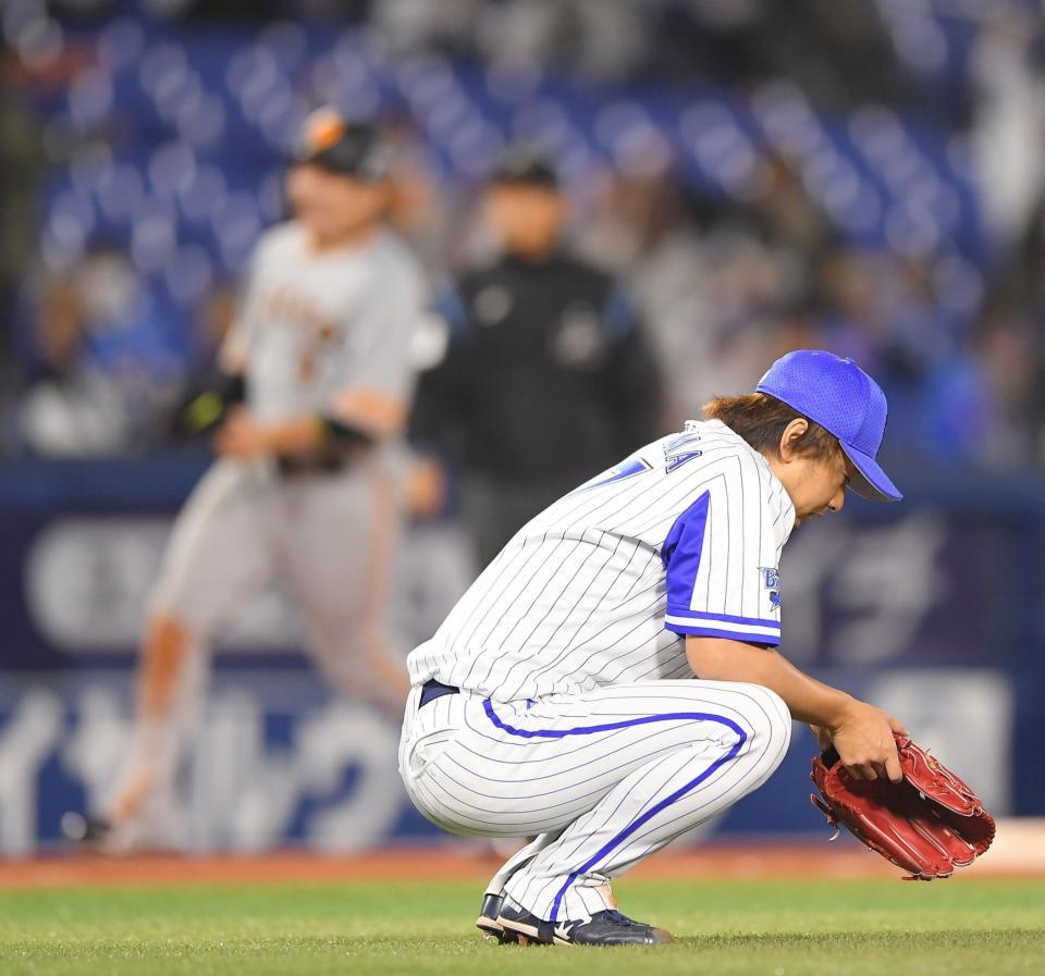 ９回、岡本和に同点２ランを浴び、グラウンドにしゃがみ込む三嶋（撮影・伊藤笙子）