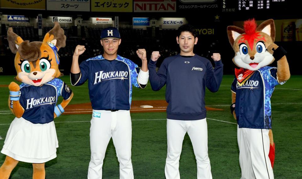 マスコットと並んでお立ち台に立つ加藤（右）と王柏融（左）＝撮影・佐藤厚