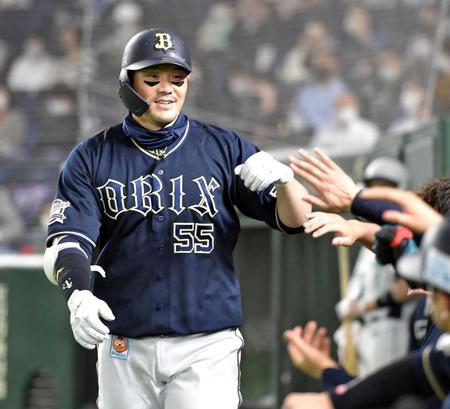 　８回、左越えにソロを放ちベンチにがい旋するＴ－岡田