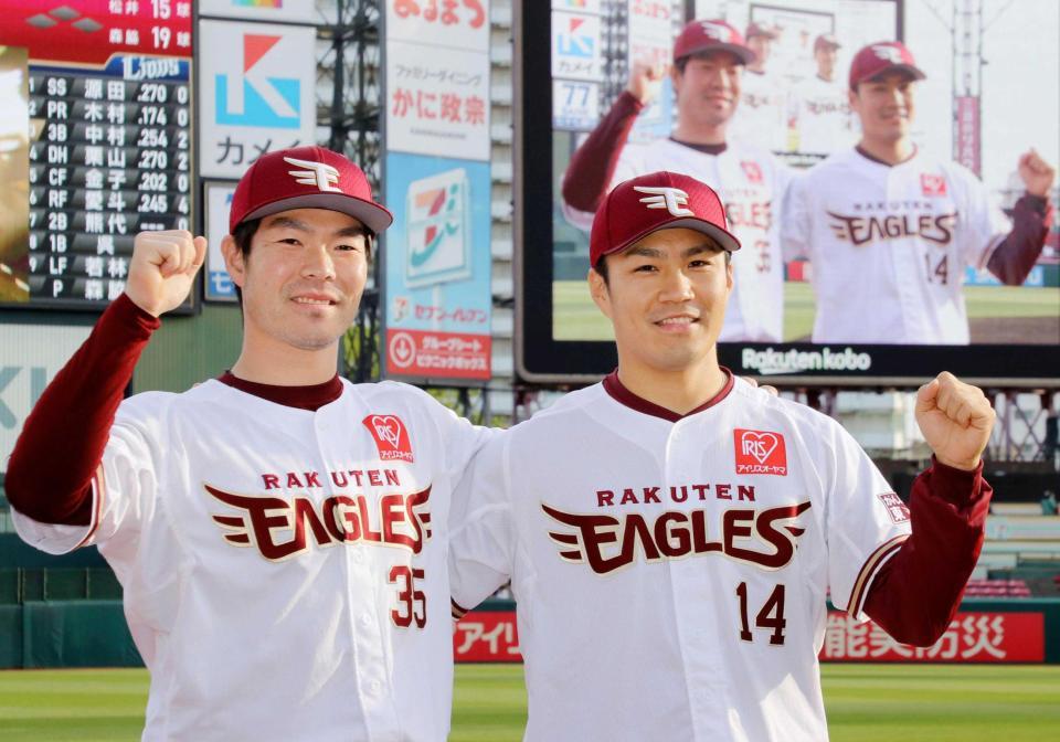 　西武に勝利し、笑顔を見せる則本昂（右）と島内