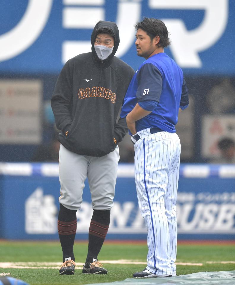 　試合前、雨の中談笑する巨人・梶谷隆幸（左）とＤｅＮＡ・宮崎敏郎（撮影・伊藤笙子）