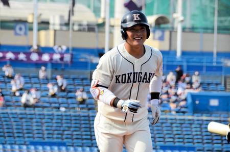 初回に先制ソロを放った国学院大・川村
