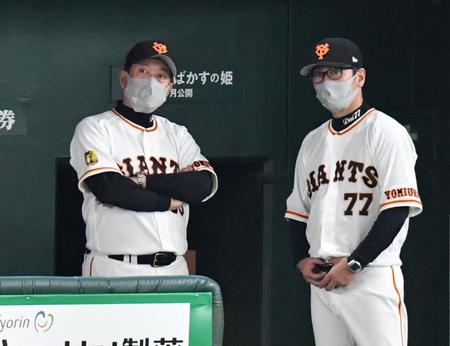 ９回、元木コーチ（右）と話し込む原監督（撮影・西岡正）