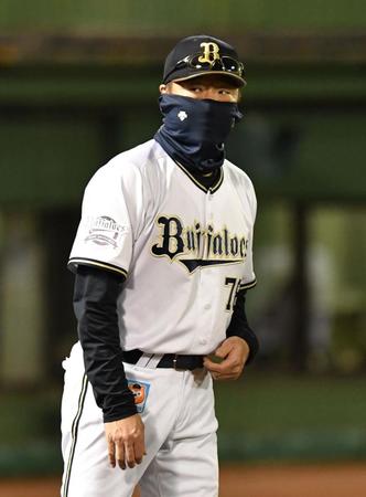 選手交代を告げる中嶋監督（撮影・佐々木彰尚）