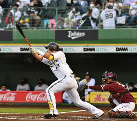 １回、杉本は中前に適時打を放つ（撮影・佐々木彰尚）