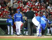 ６回、投手交代を告げる三浦監督（撮影・坂部計介）