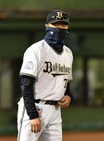 選手交代を告げる中嶋監督（撮影・佐々木彰尚）