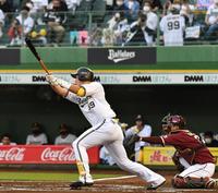 １回、杉本は中前に適時打を放つ（撮影・佐々木彰尚）