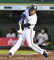 ２回、吉田正は右中間に適時二塁打を放つ（撮影・佐々木彰尚）