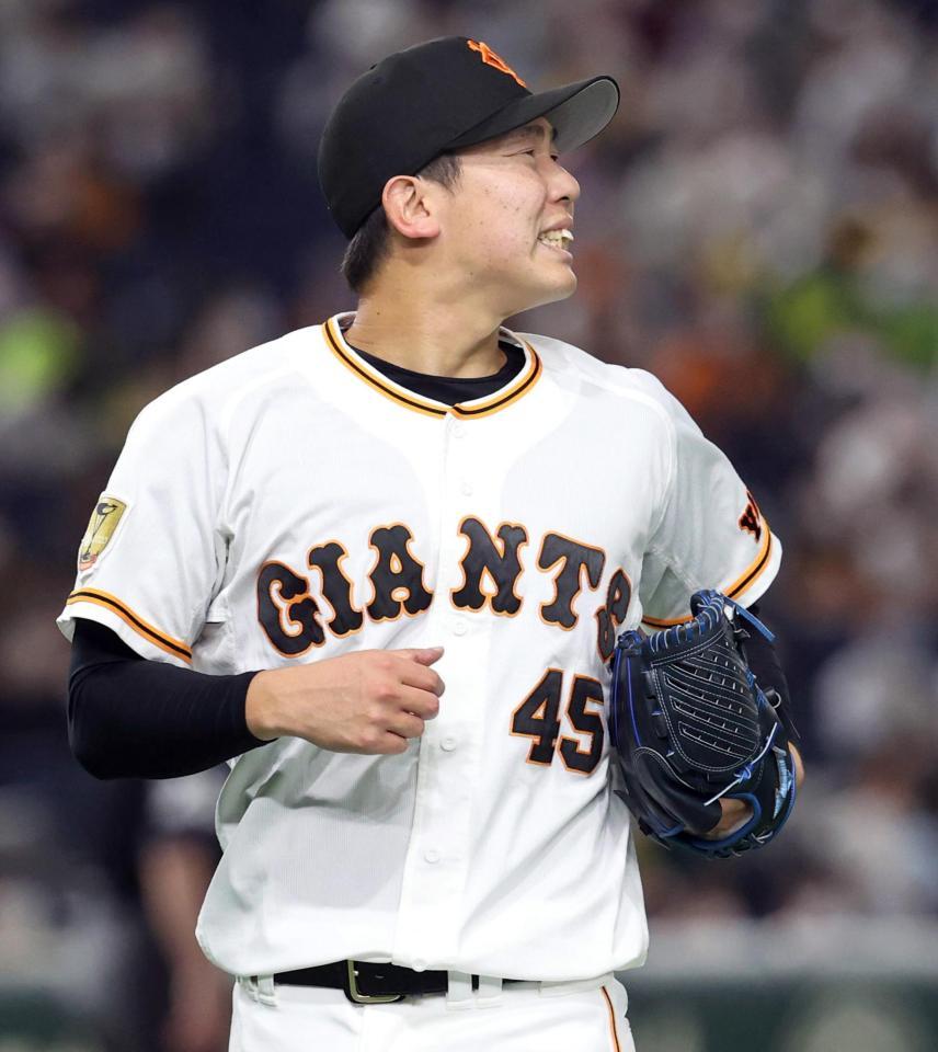 ４回に２失点し、悔しそうな表情でベンチに戻る畠