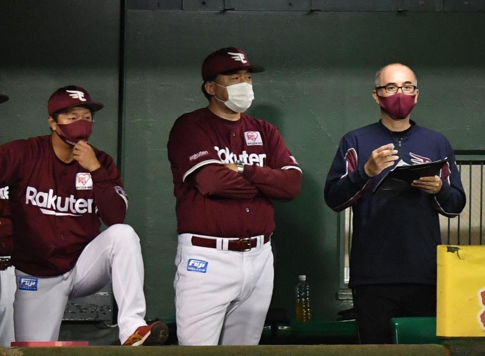 戦況を見つめる石井監督（中央）＝撮影・佐々木彰尚