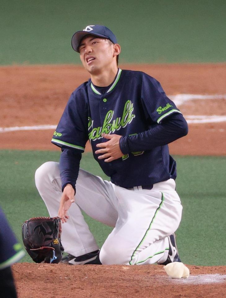 ３回、京田の打球が当たり、痛そうにする金久保