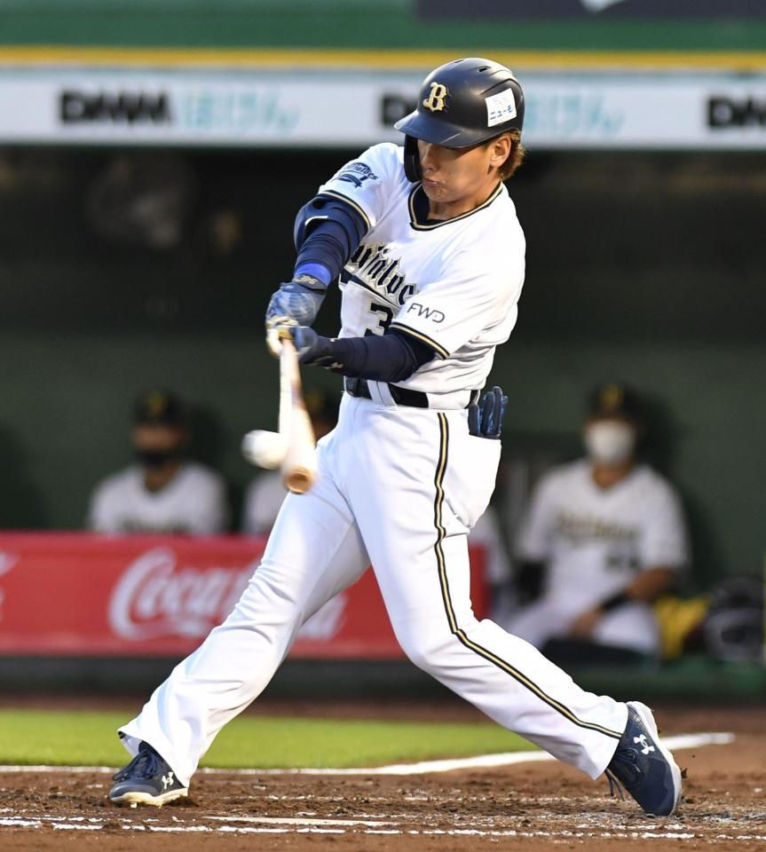 ２回、吉田正は右中間に適時二塁打を放つ（撮影・佐々木彰尚）