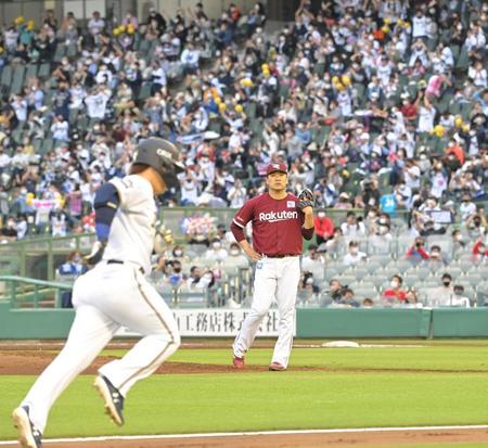 ６回、吉田正（左手前）に逆転３ランを浴びる田中将（撮影・高部洋祐）