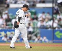 ８回、山川に中前適時打を打たれ降板した美馬（撮影・開出牧）