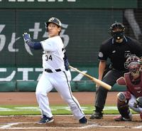 ６回、吉田正は左越えに逆転３ランを放つ（撮影・佐々木彰尚）