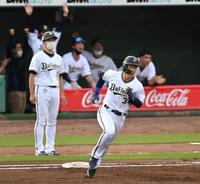 ６回、吉田正は左越えに逆転３ランを放つ（撮影・佐々木彰尚）