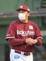 ８回表終了後、選手交代を告げベンチに戻る石井監督（撮影・高部洋祐）