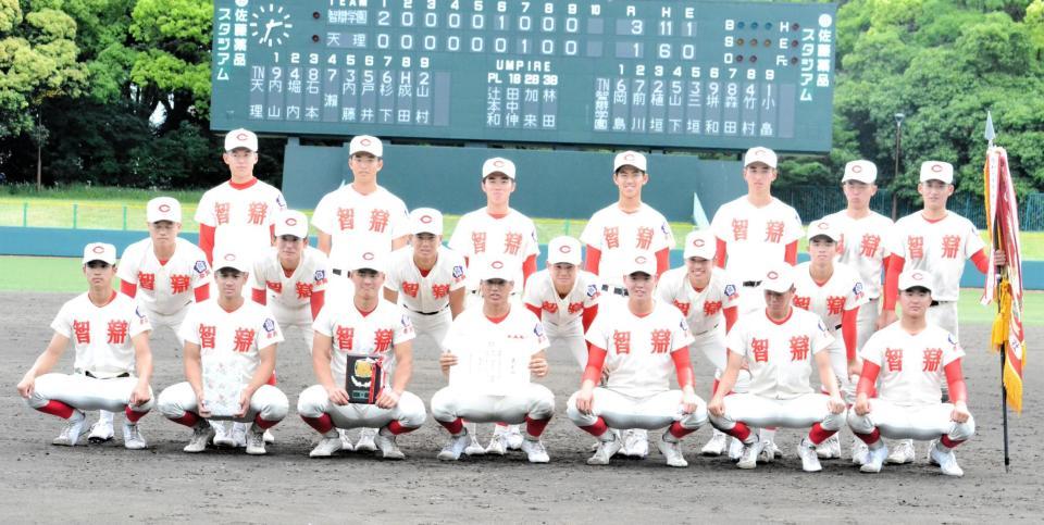 優勝し、笑顔を見せる智弁学園の選手たち（撮影・永井優花）