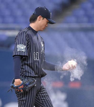 マウンドでロジンを握りしめるオリックス・山崎福也＝京セラドーム（撮影・高部洋祐）